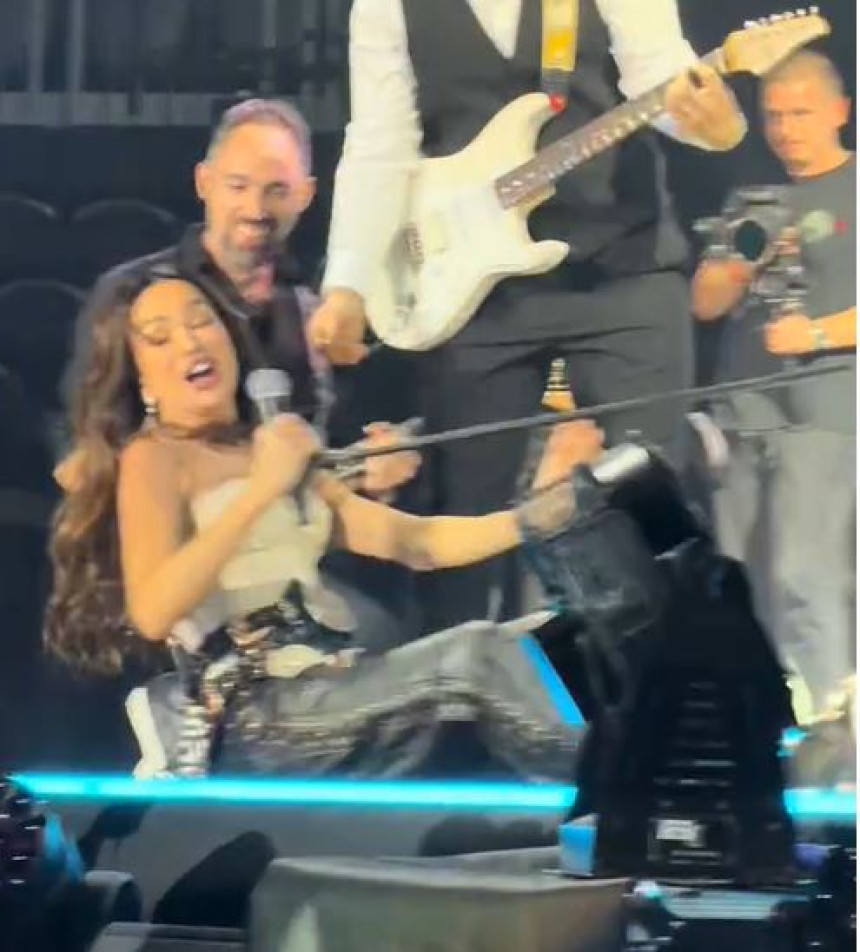 Појавио се снимак: Северина се саплела и пала на концерту