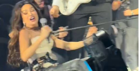 Pojavio se snimak: Severina se saplela i pala na koncertu