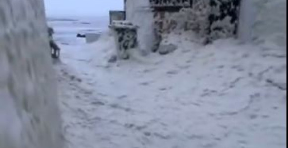 Ogromna količina morske pjene prekrila obalu kod Dablina