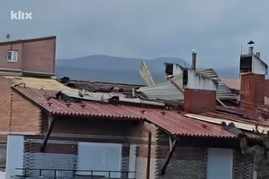 Јак вјетар носио дијелове кровова са зграда у Бугојну