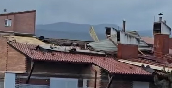 Јак вјетар носио дијелове кровова са зграда у Бугојну