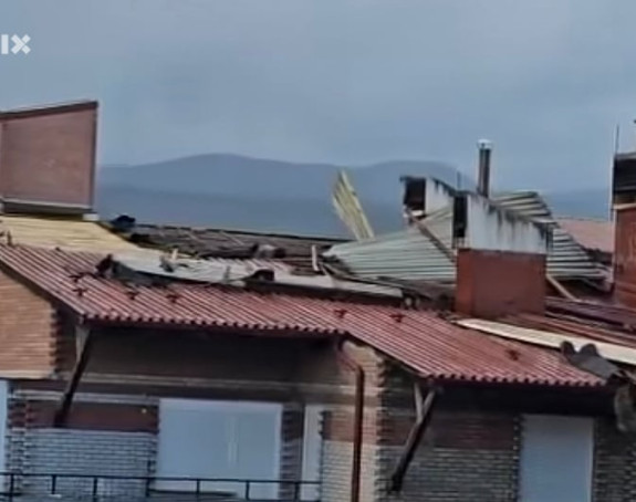Jak vjetar nosio dijelove krovova sa zgrada u Bugojnu