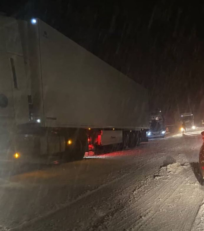 Snijeg napravio probleme: Čačani noć proveli u mraku