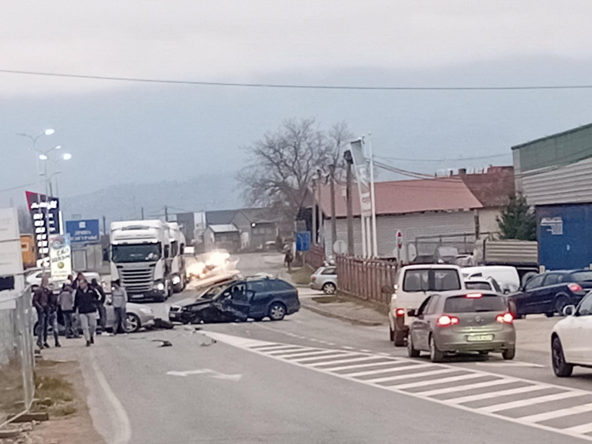 Težak sudar dva automobila, dvije osobe povrijeđene