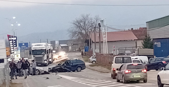 Težak sudar dva automobila, dvije osobe povrijeđene