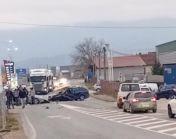 Težak sudar dva automobila, dvije osobe povrijeđene