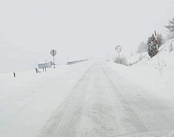 Apel vozačima: Putevi pod snijegom, mokri i klizavi