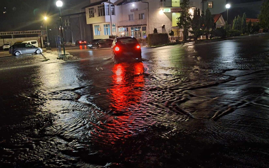Поплаве у Бугојну, неколико кућа већ поплављено