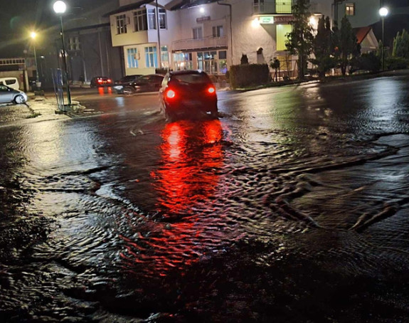 Поплаве у Бугојну, неколико кућа већ поплављено