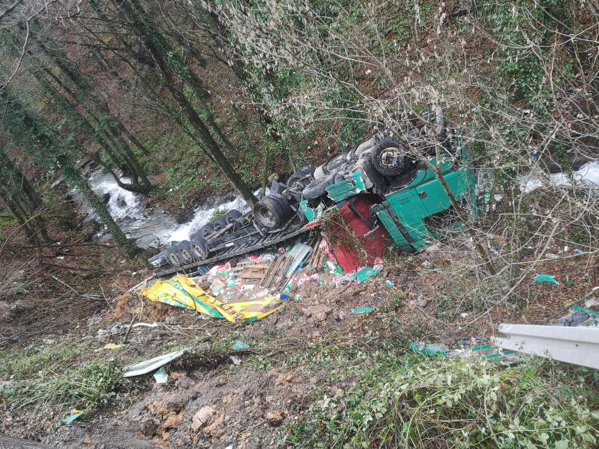 Vozač kamiona koji je završio u potoku bio pijan