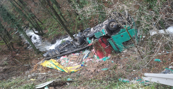 Vozač kamiona koji je završio u potoku bio pijan