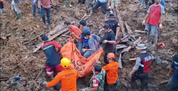 Sumatra: U poplavama i klizištima poginulo 279 osoba