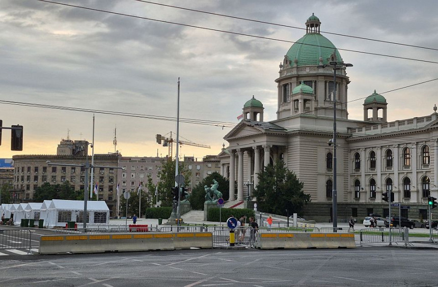 Ispred Narodne skupštine Srbije izboden muškarac?