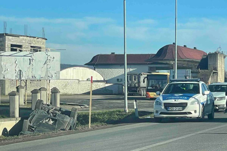 Na putu Banjaluka - Prijedor udes, auto na krovu u kanalu