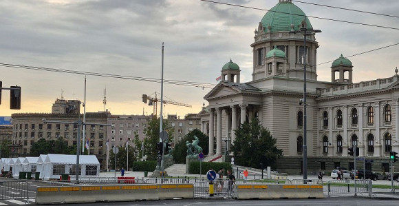 Ispred Narodne skupštine Srbije izboden muškarac?