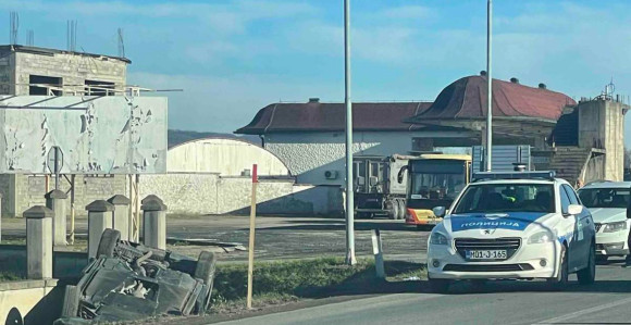 Na putu Banjaluka - Prijedor udes, auto na krovu u kanalu