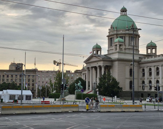Ispred Narodne skupštine Srbije izboden muškarac?