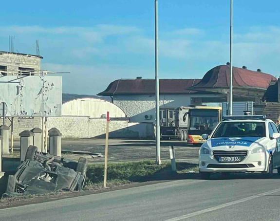 На путу Бањалука - Приједор удес, ауто на крову у каналу