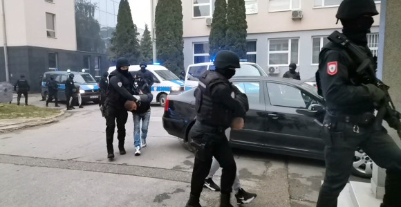 Optuženo 20 lica zbog šverca droge i paljevine automobila