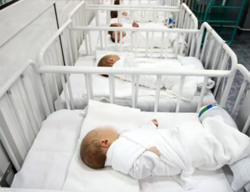 Sve više žena rađa u 40-tim, sve manje majki tinejdžerki