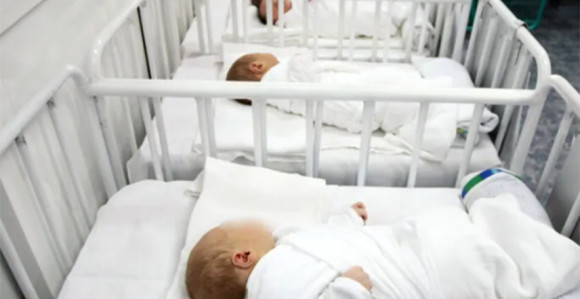 Sve više žena rađa u 40-tim, sve manje majki tinejdžerki