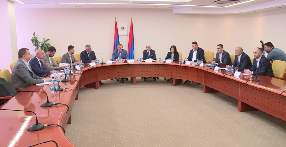 Onaj ko se ne pokloni Ocu i Sinu u SNSD-u, biva ekspresno uklonjen i zauvijek odlazi među političke Duhove