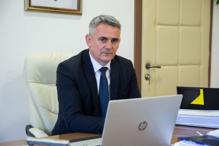 Градоначелник дистрикта Брчко Синиша Милић на излазним вратима СНСД-а