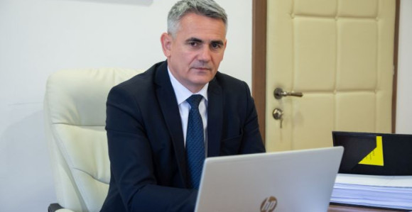 Gradonačelnik distrikta Brčko Siniša Milić na izlaznim vratima SNSD-a