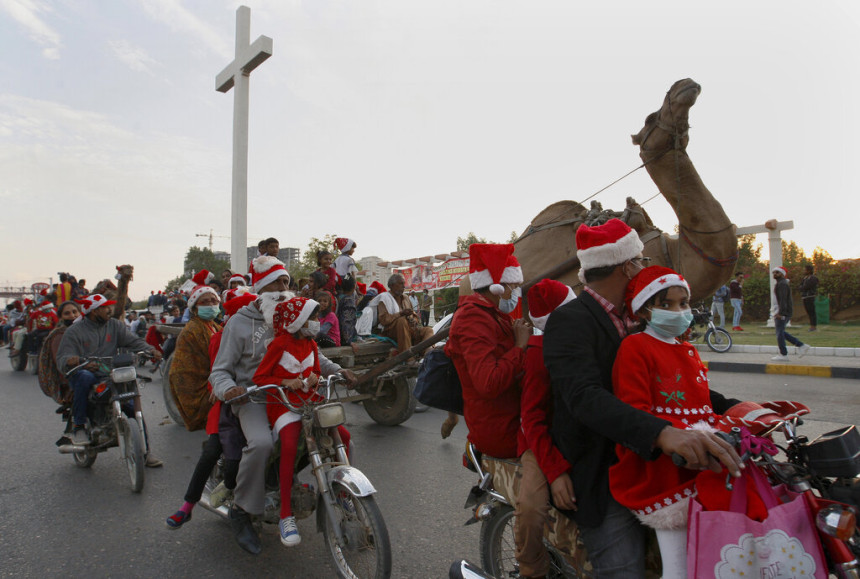 Deda Mrazovi na kamilama šetali ulicama Islamabada