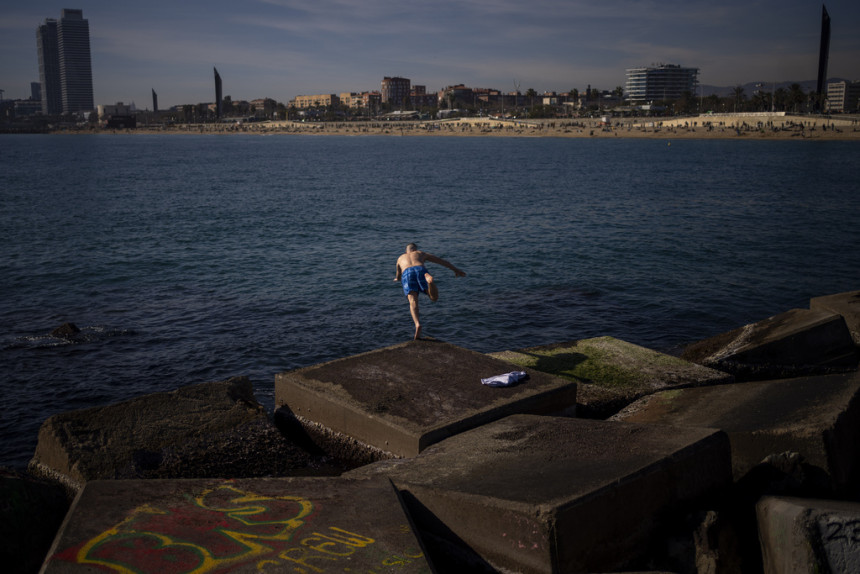 Snažan talas odvukao grupu plivača u more, četvoro poginulo