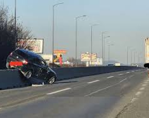 Neobičan udes: Vozilo završilo na betonskoj ogradi 