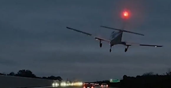 Nevjerovatna scena: Avion sletio na krov automobila!