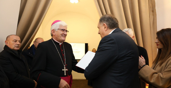 Biskup uručio zahvalnicu Dodiku: "Počastvovan sam"
