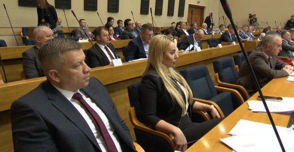 Ćutolozi u NSRS dobiju funkciju i sve debelo naplate