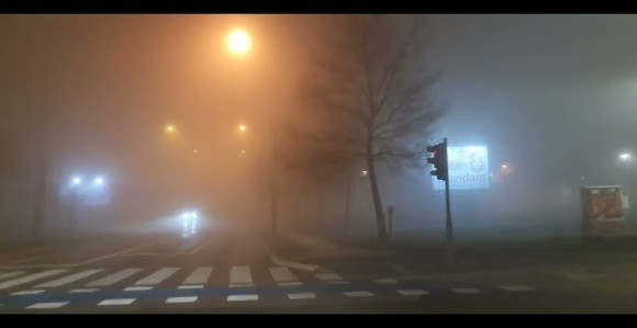 Magla smanjuje vidljivost, kolovozi mokri i klizavi