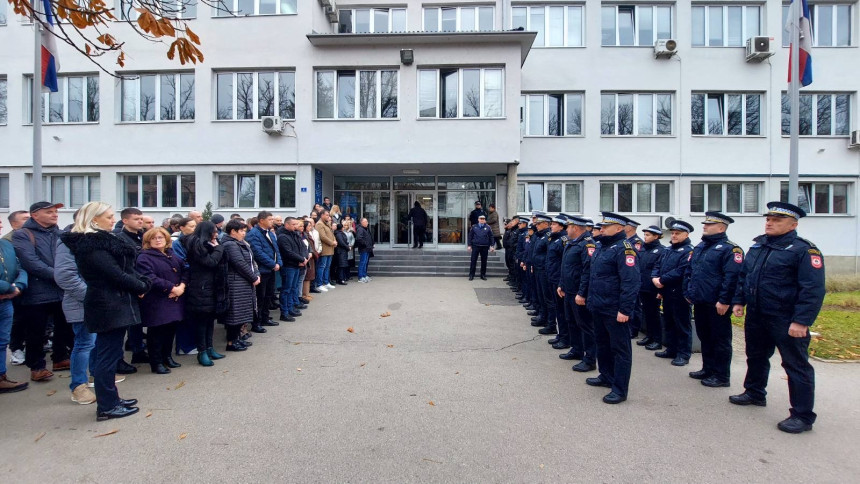 PU Prijedor: Kolege odale poštovanje ubijenom Bašiću