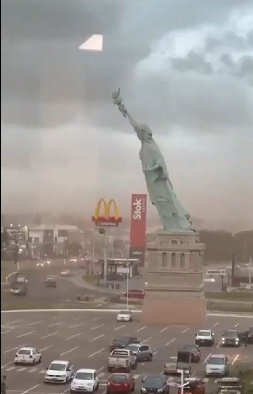 Olujni vjetrovi srušili kopiju Kipa slobode u Brazilu (VIDEO)