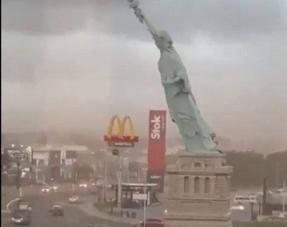 Olujni vjetrovi srušili kopiju Kipa slobode u Brazilu (VIDEO)