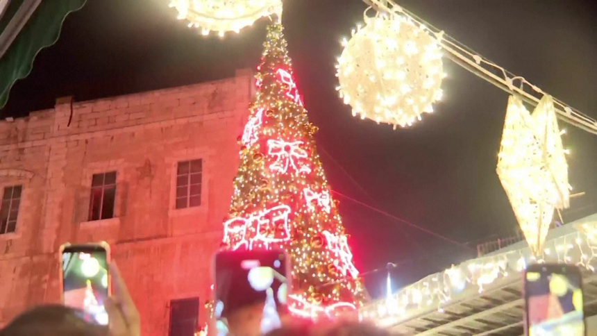 У Охридском језеру постављена подводна новогодишња јелка