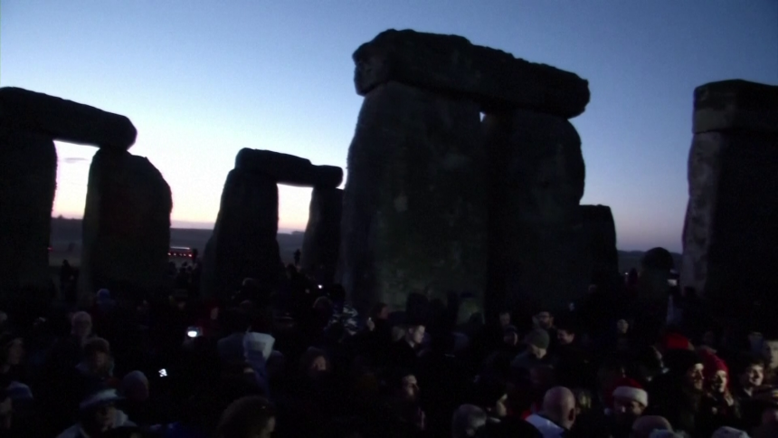 Doček izlaska sunca u Stounhendžu tokom zimskog solsticija