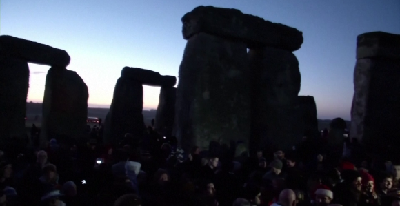 Doček izlaska sunca u Stounhendžu tokom zimskog solsticija