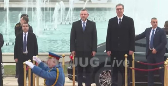 Вучић дочекао Пелагринија испред Палате Србија