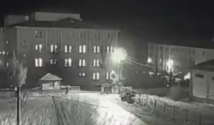 Snimljen trenutak pada aviona sa vojnim vrhom