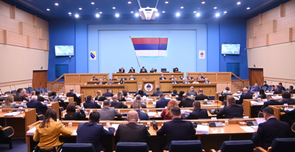 Narodni poslanici o Zakonu o javnim preduzećima (VIDEO)