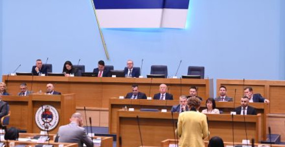 Usvojen Zakon o zabrani pušenja u zatvorenom