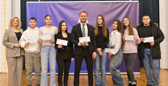 Stanivuković uručio rješenja za stipendije