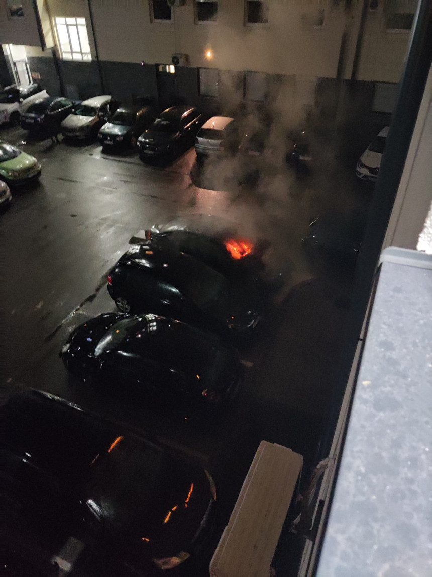 Gorio automobil u blizini Gradske uprave u Doboju