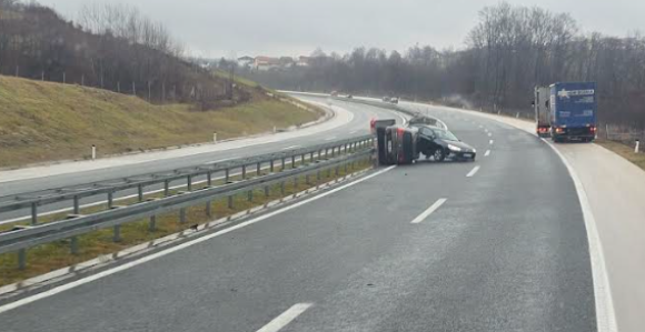 Nesreća na auto-putu 9. januar, sudar dva automobila