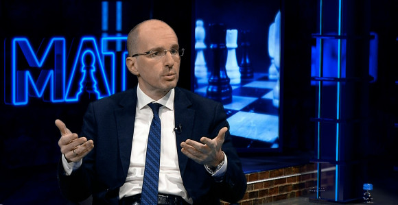 Један човјек одлучује, други потписује, трећи се нада да ће то бити