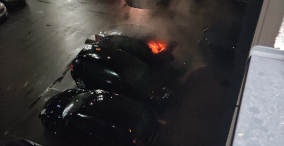 Горио аутомобил у близини Градске управе у Добоју